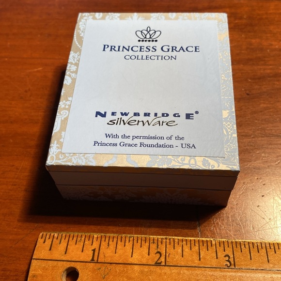 New in Box Princess Grace Collection Pearl Brooch from Newbridge Silver Ware. - Picture 4 of 9